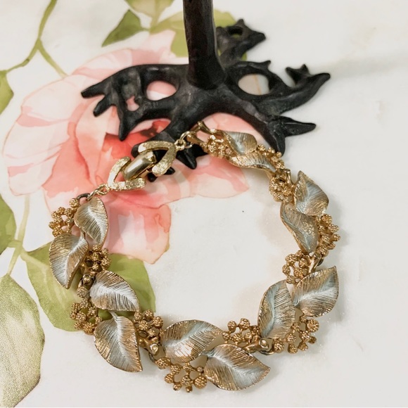 VINTAGE LEAF AND BERRY CLUSTER BRACELET IN GOLD TONE - Picture 3 of 16